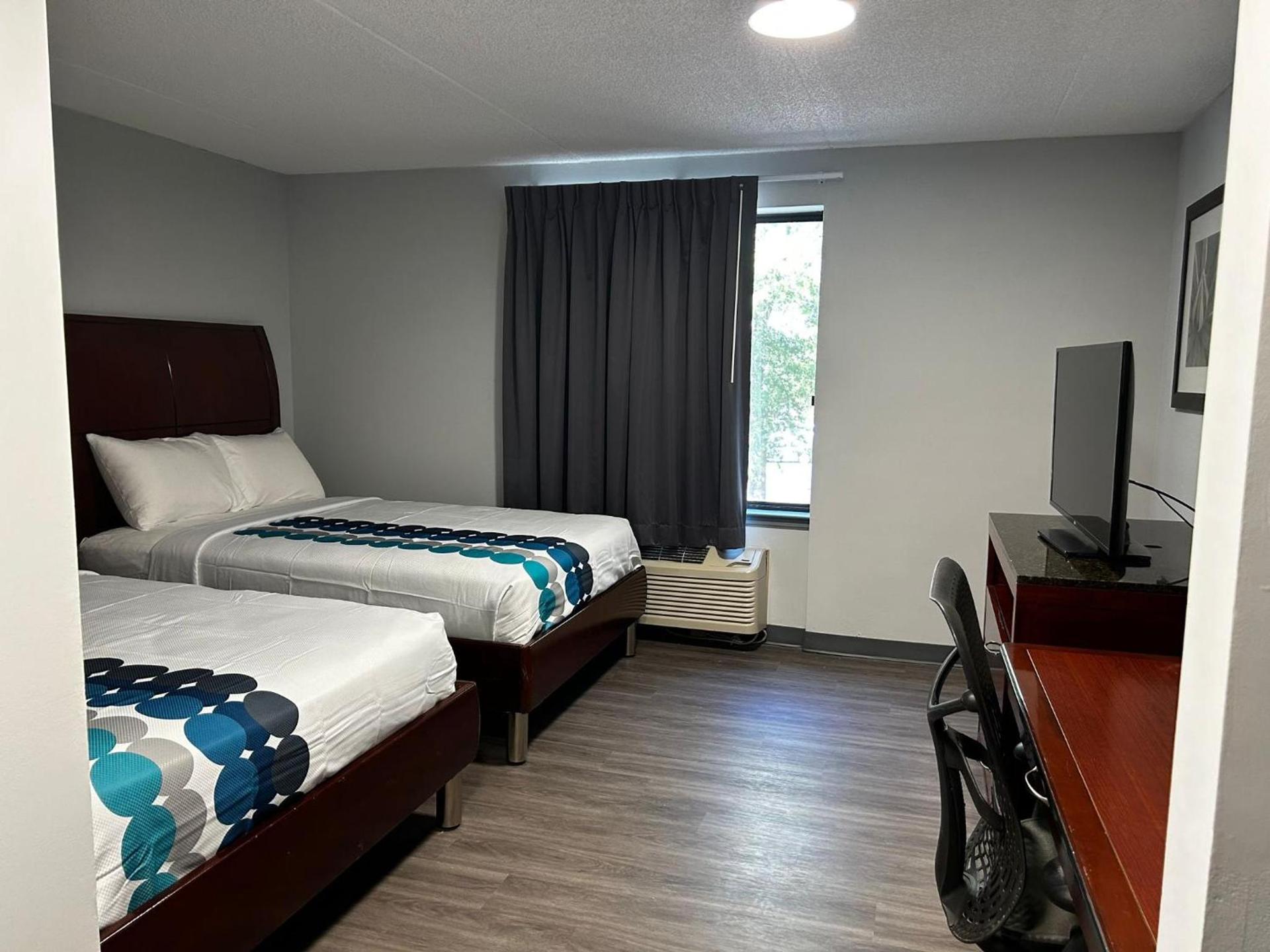 Clemmons Inn & Suites photo 16