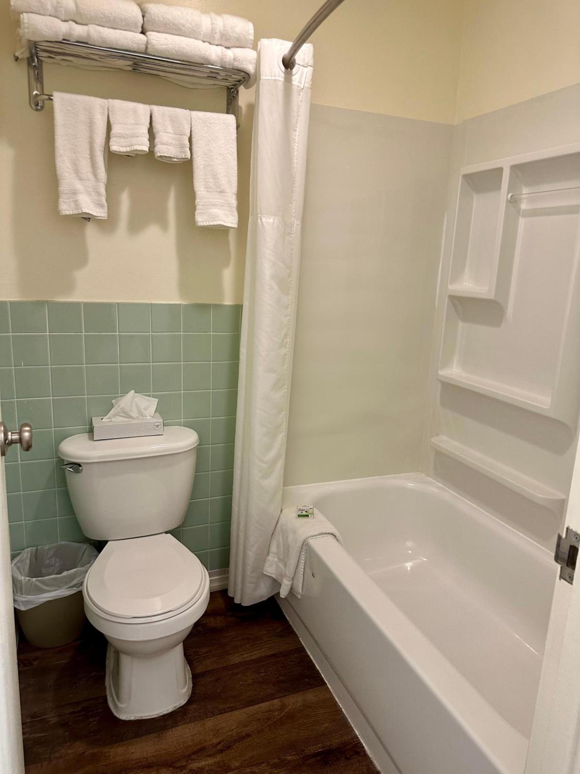 Americas Best Value Inn Wall photo 29