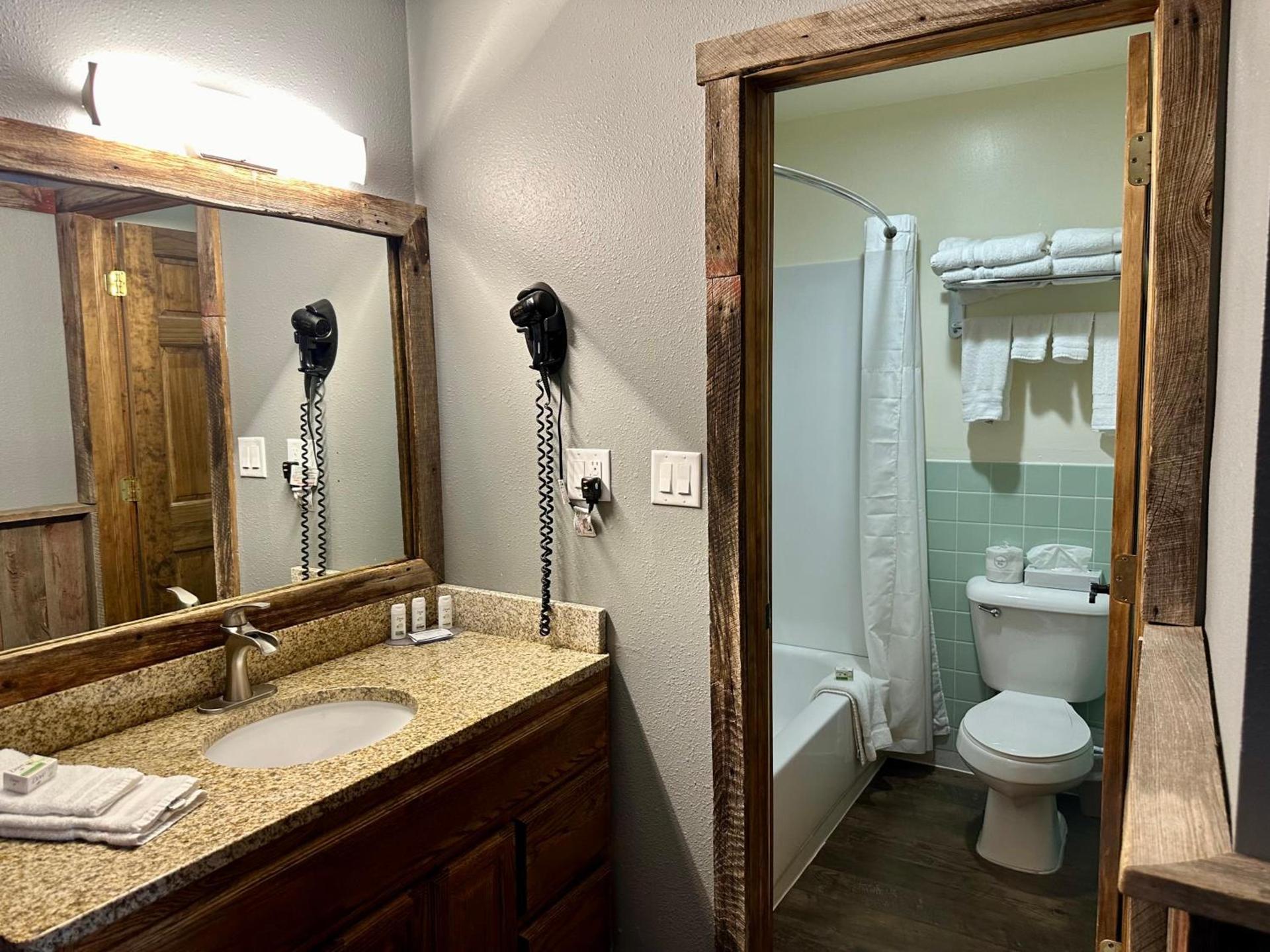 Americas Best Value Inn Wall photo 28