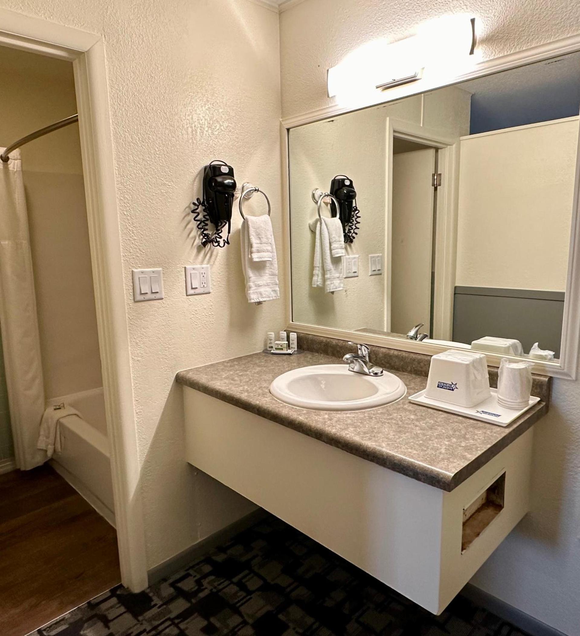 Americas Best Value Inn Wall photo 27