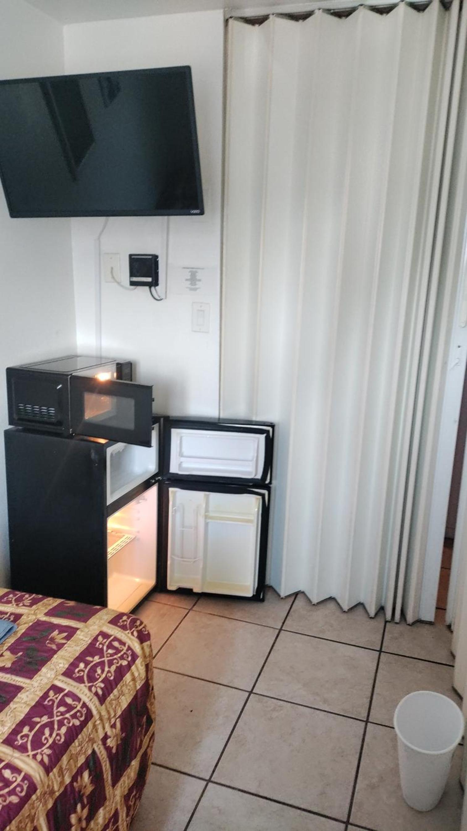 Crown Inn & Suites photo 32