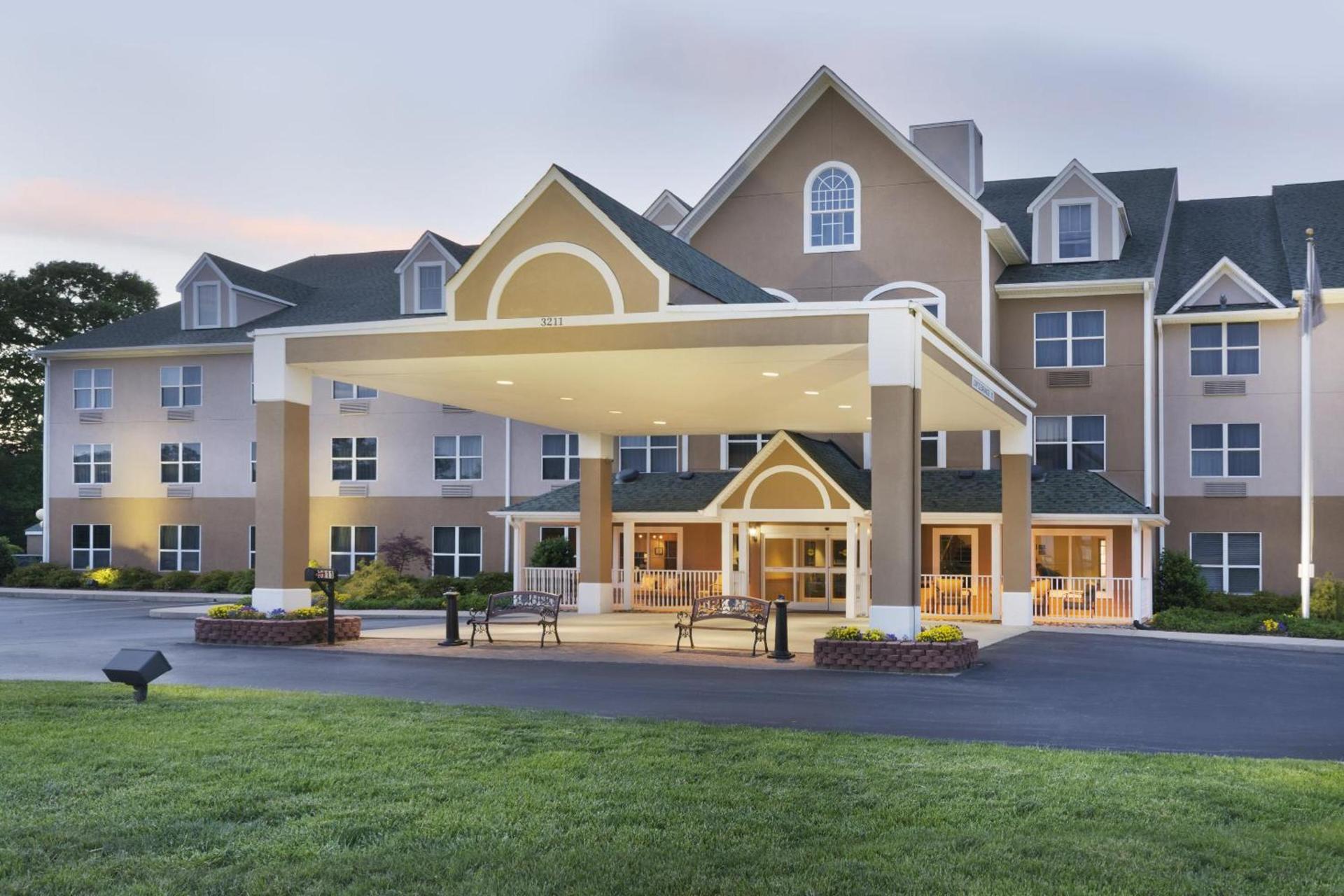 Country Inn & Suites by Radisson, Burlington Elon , NC photo 4