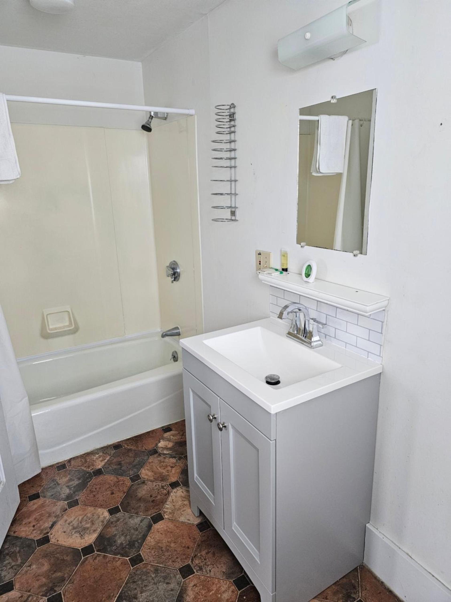 Lake Shore Farm Inn photo 56