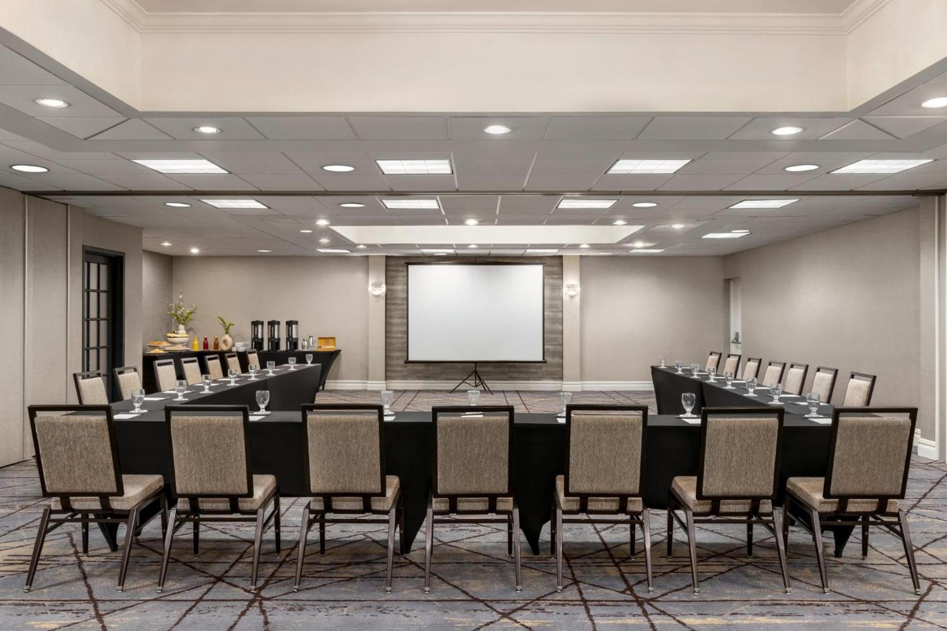Crowne Plaza Edison by IHG photo 8