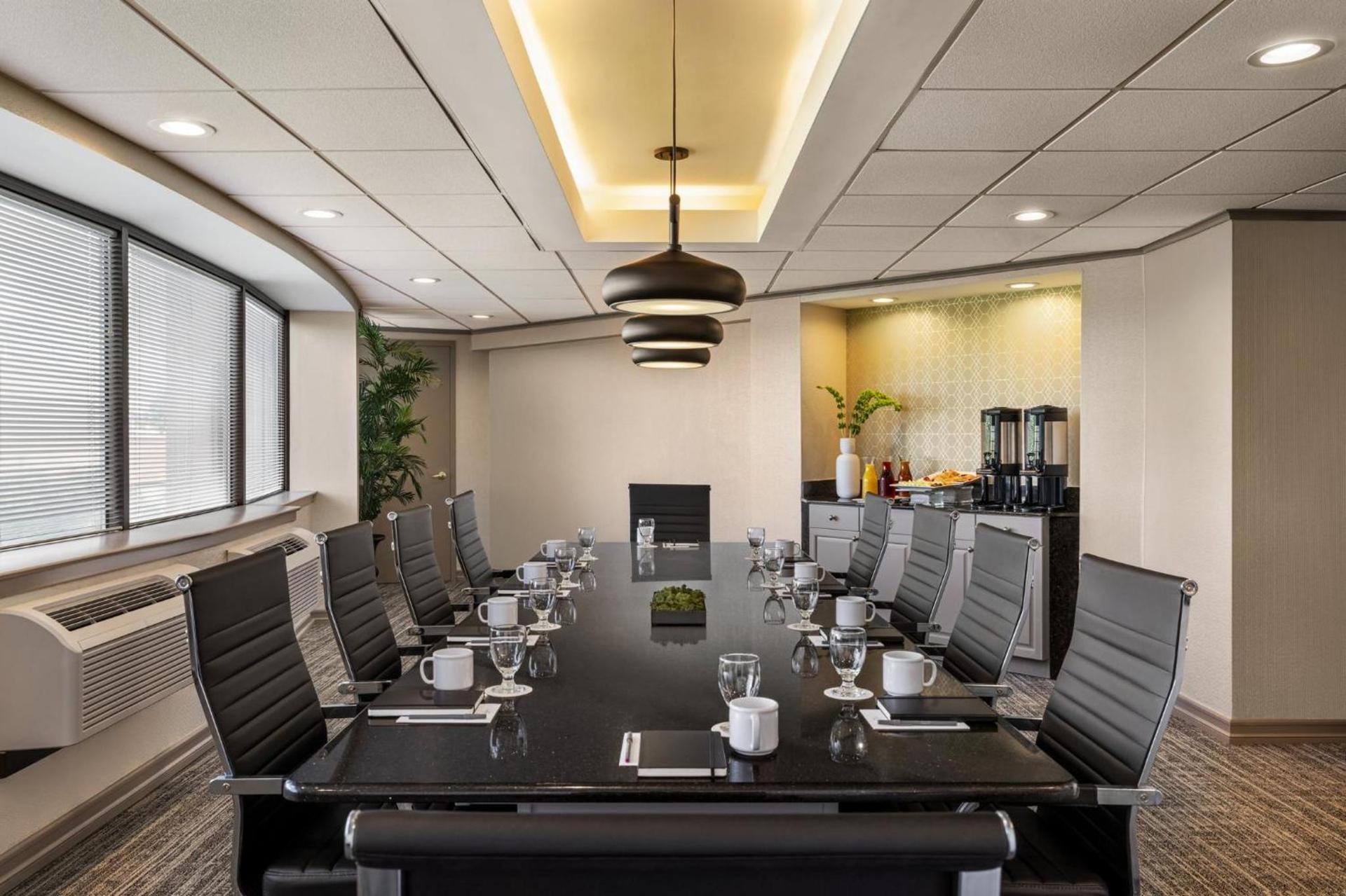 Crowne Plaza Edison by IHG photo 13