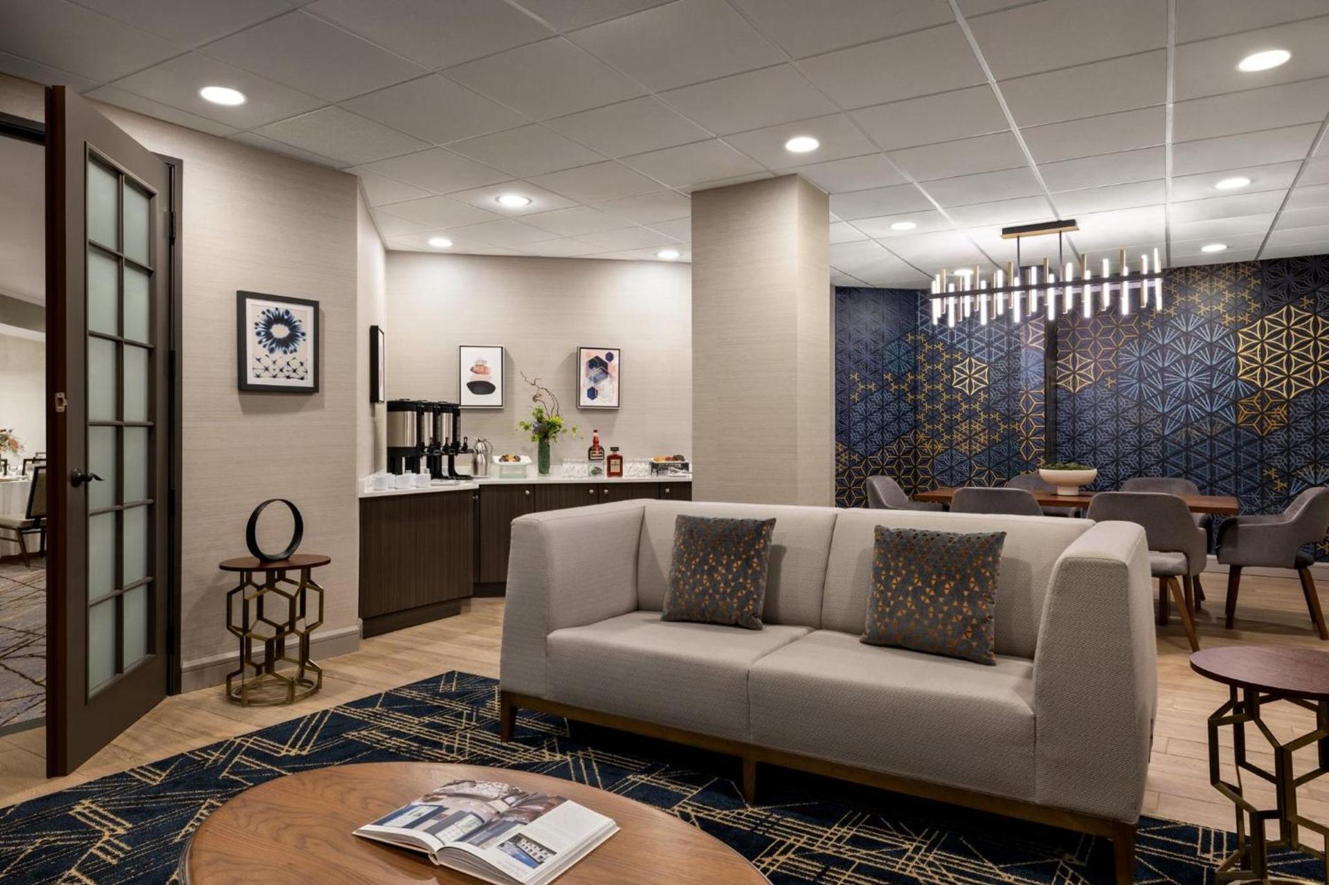 Crowne Plaza Edison by IHG photo 3