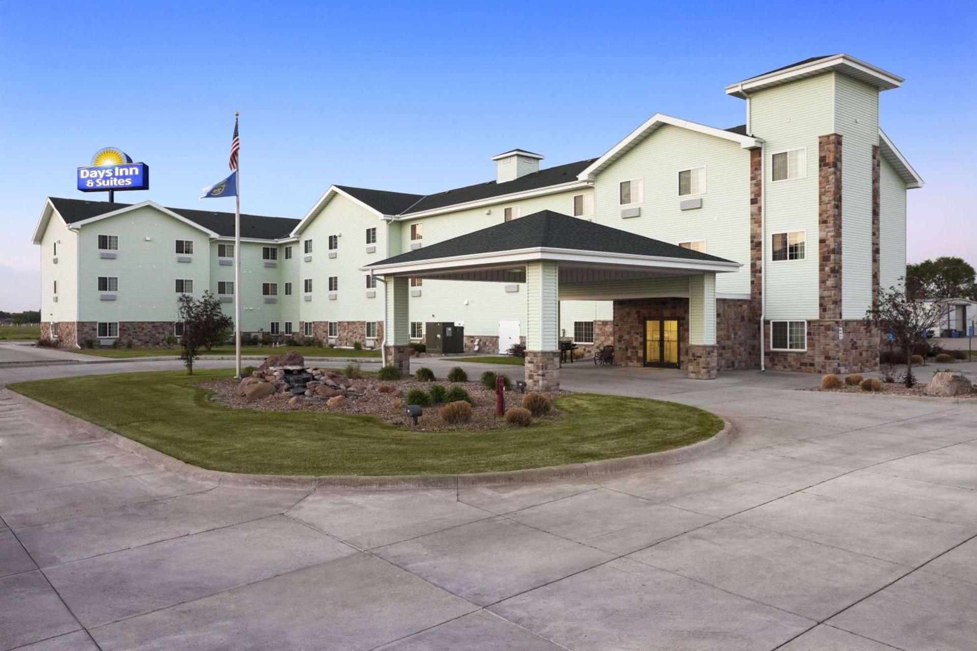 Days Inn & Suites by Wyndham Columbus NE — hotel in Columbus