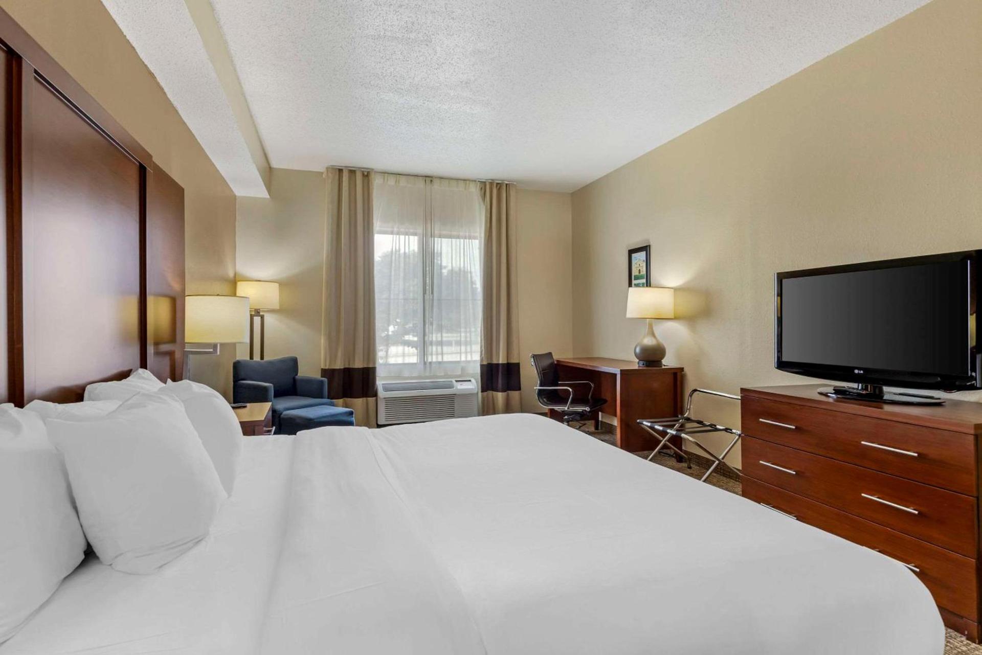 Comfort Inn & Suites Seguin photo 13