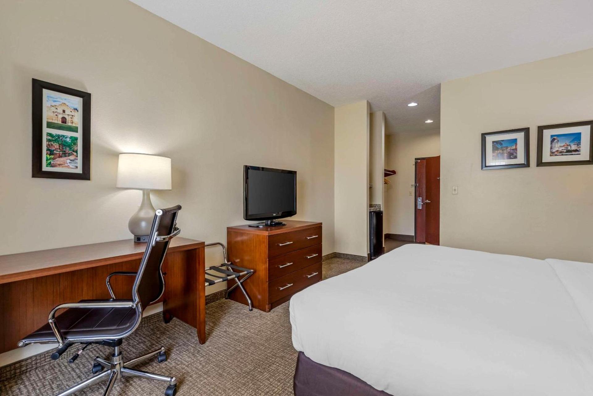 Comfort Inn & Suites Seguin photo 2