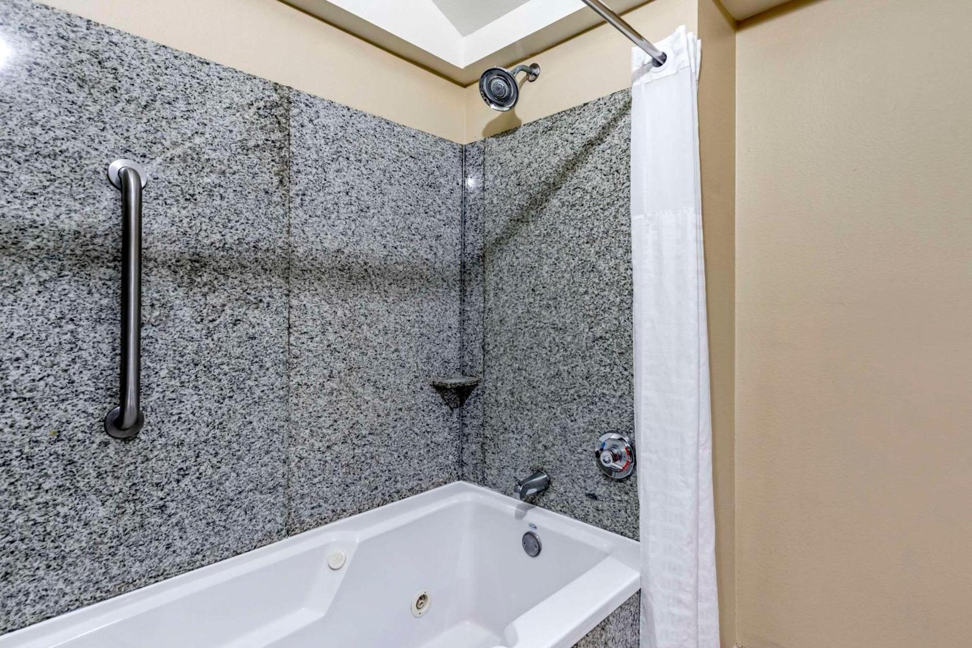 Comfort Inn & Suites Seguin photo 21