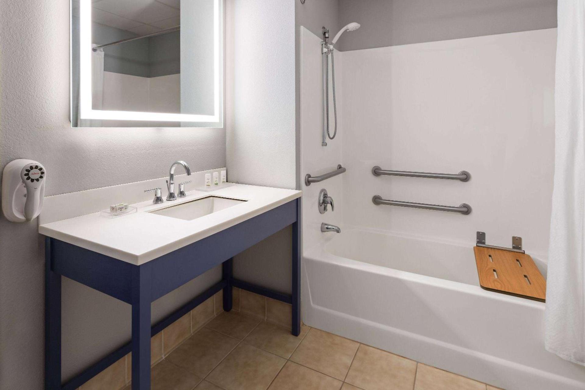 AmericInn by Wyndham Iron Mountain photo 5