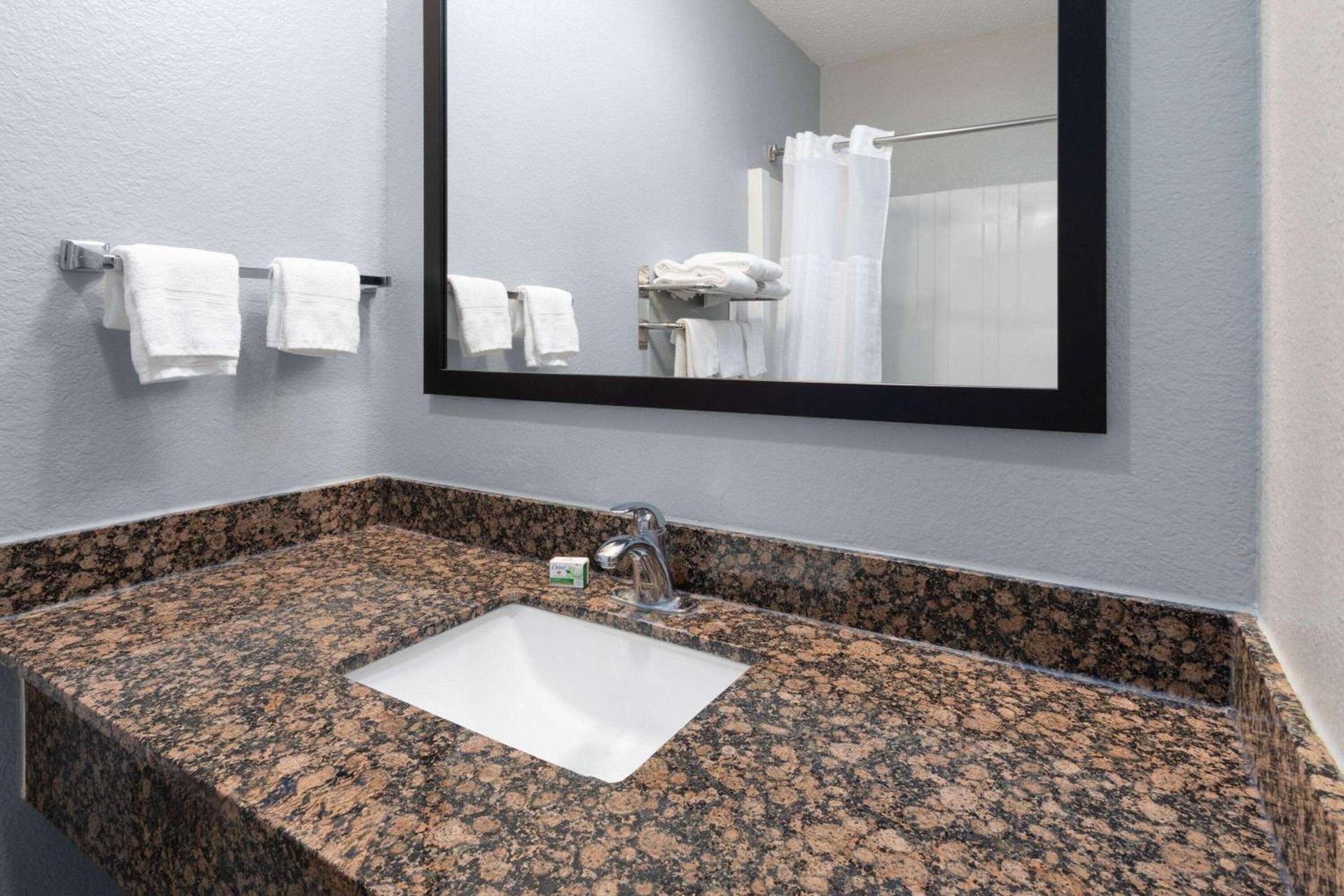 AmericInn by Wyndham Grinnell photo 23