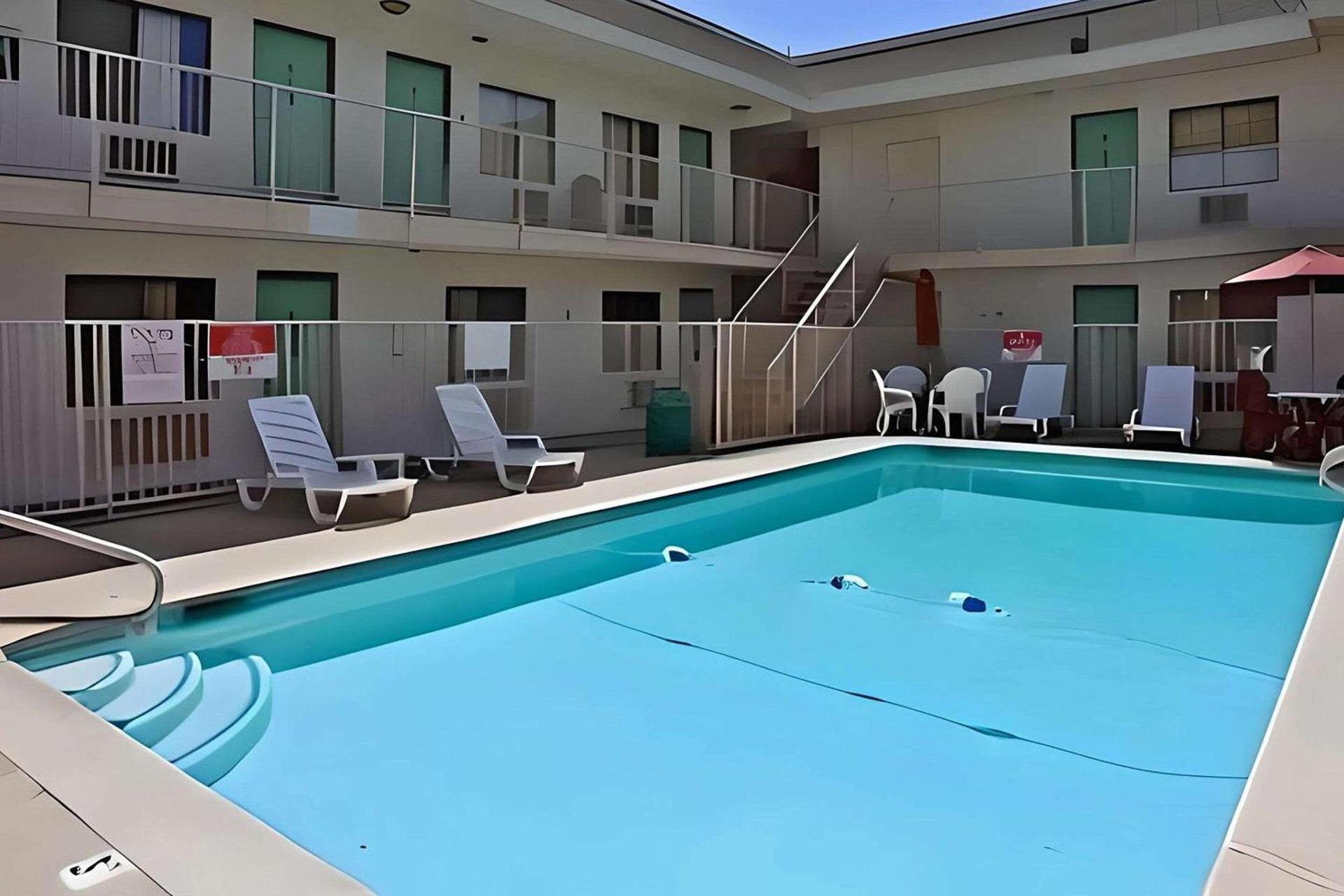 Motel 6 Las Vegas, NV – I-15 Stadium photo 7