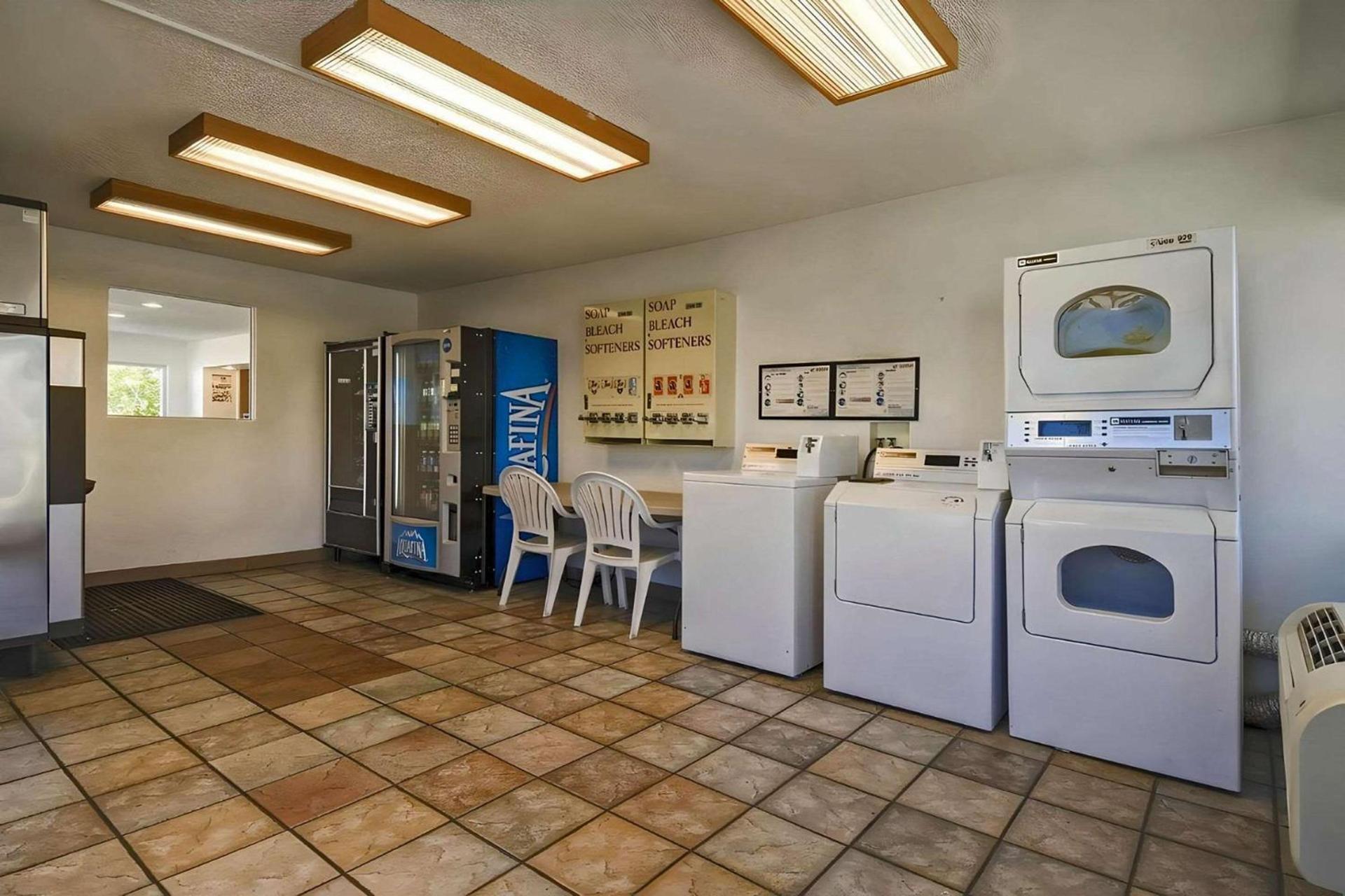 Motel 6 Las Vegas, NV – I-15 Stadium photo 41
