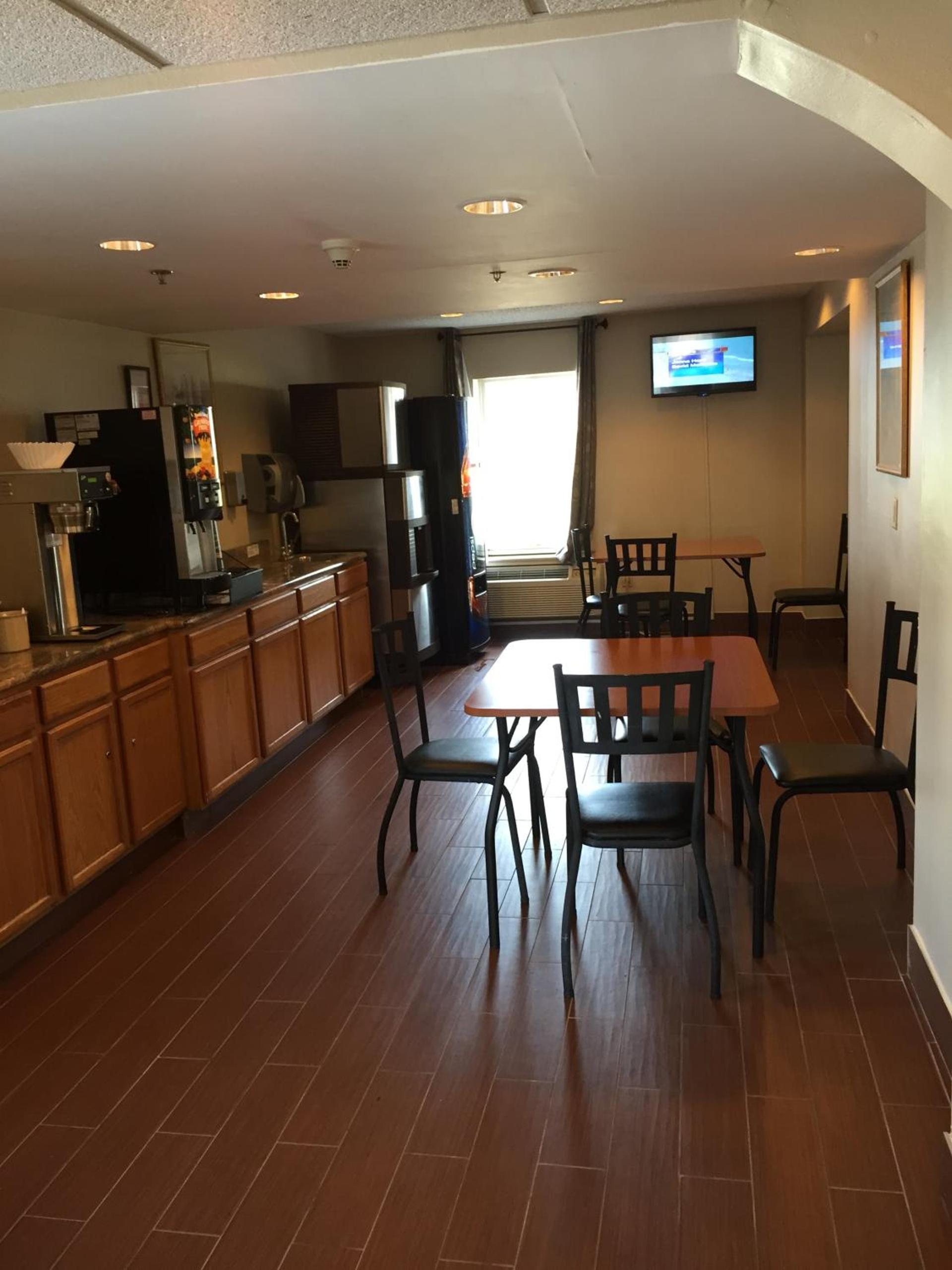 Super 8 by Wyndham Allentown photo 33