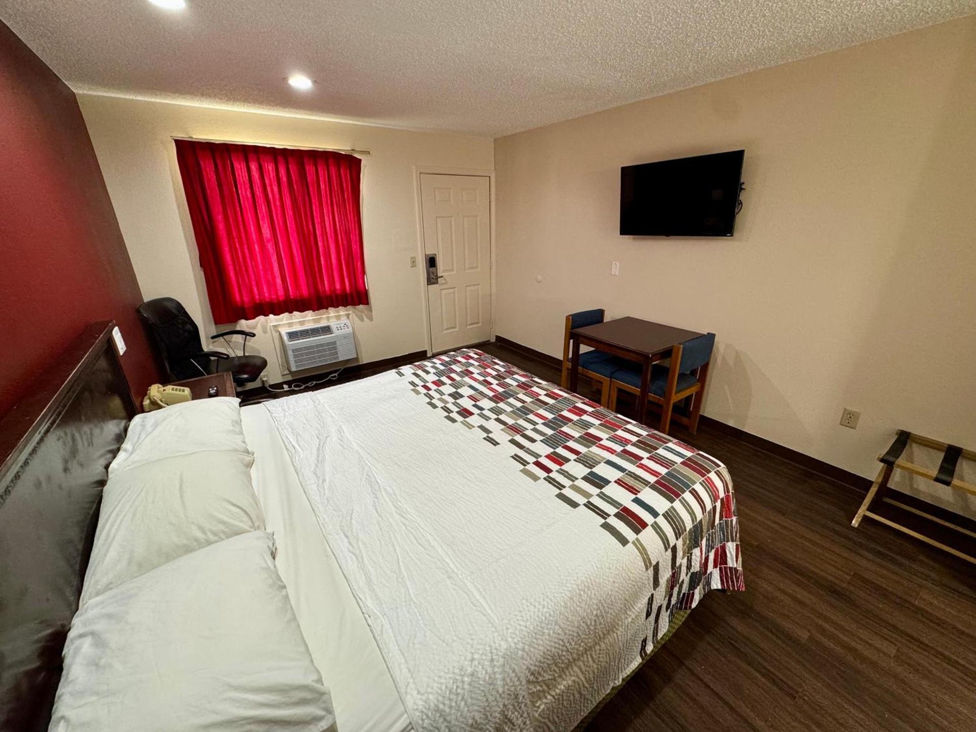 Razorback Inn photo 16