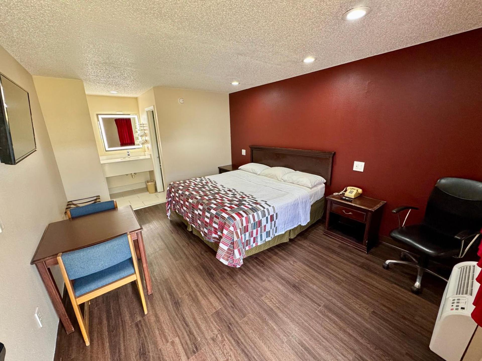 Razorback Inn photo 17