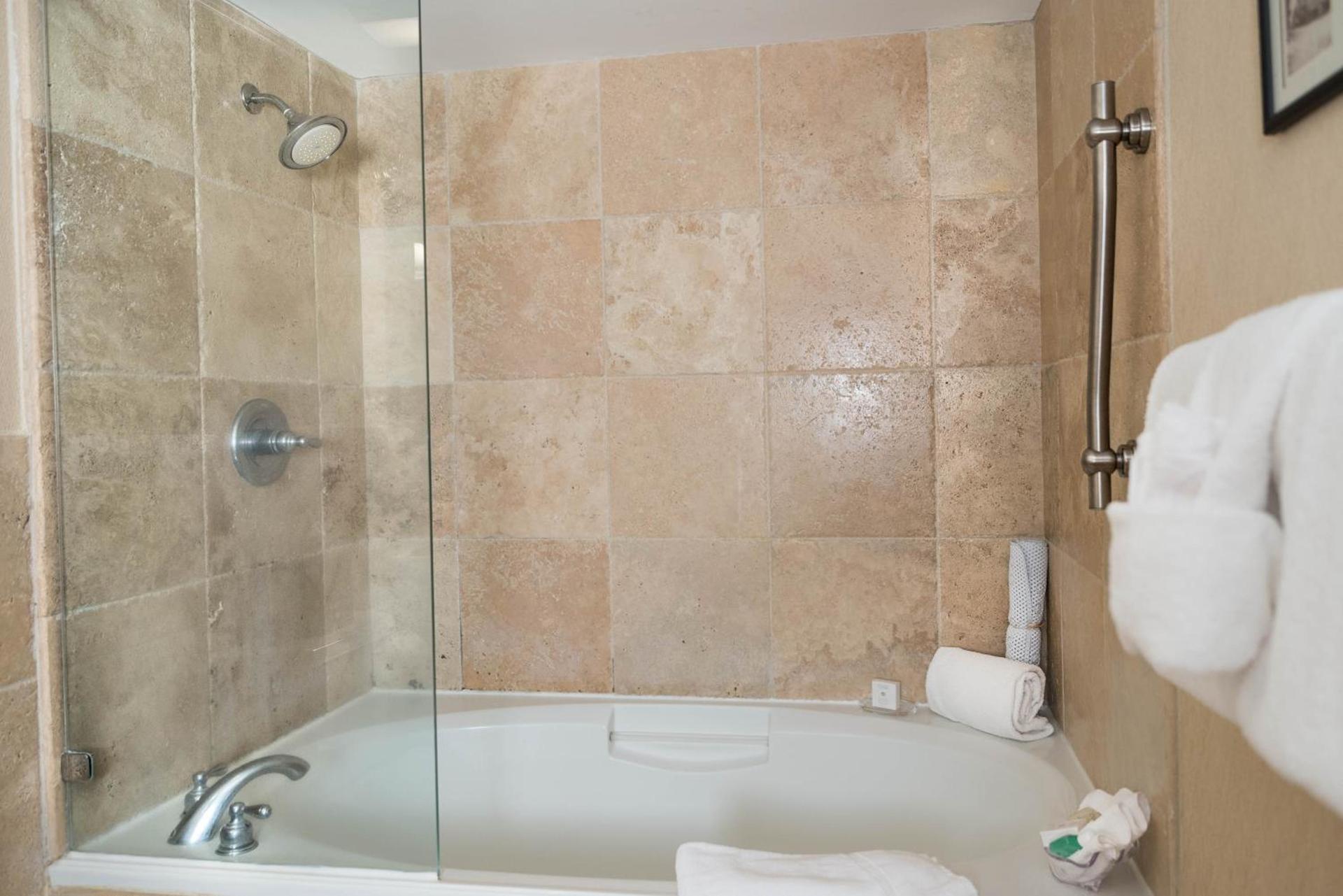 Elizabeth Pointe Lodge photo 32