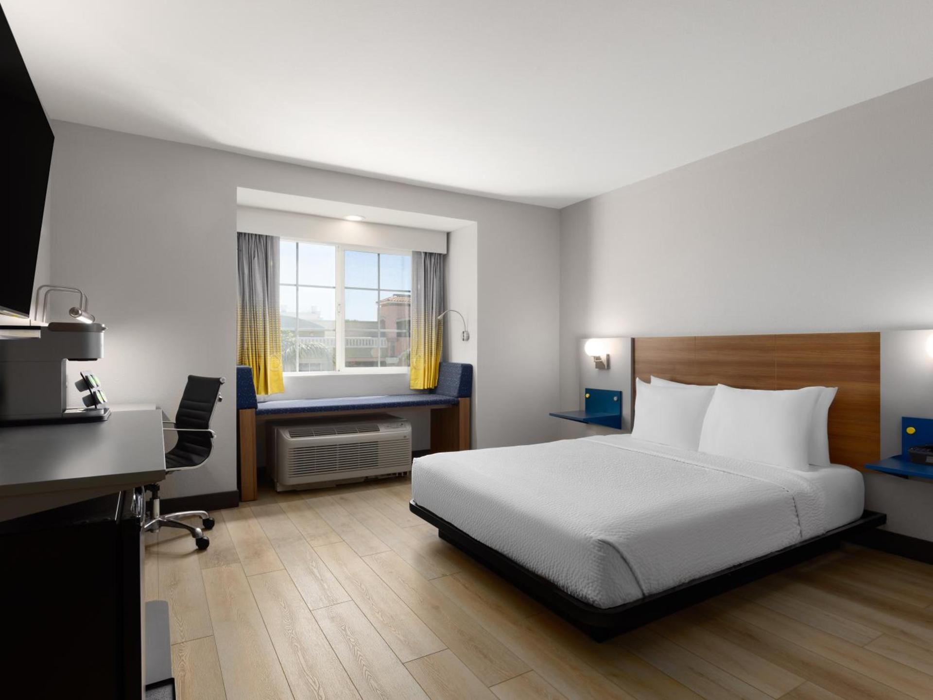 Microtel Inn & Suites by Wyndham Tracy photo 54