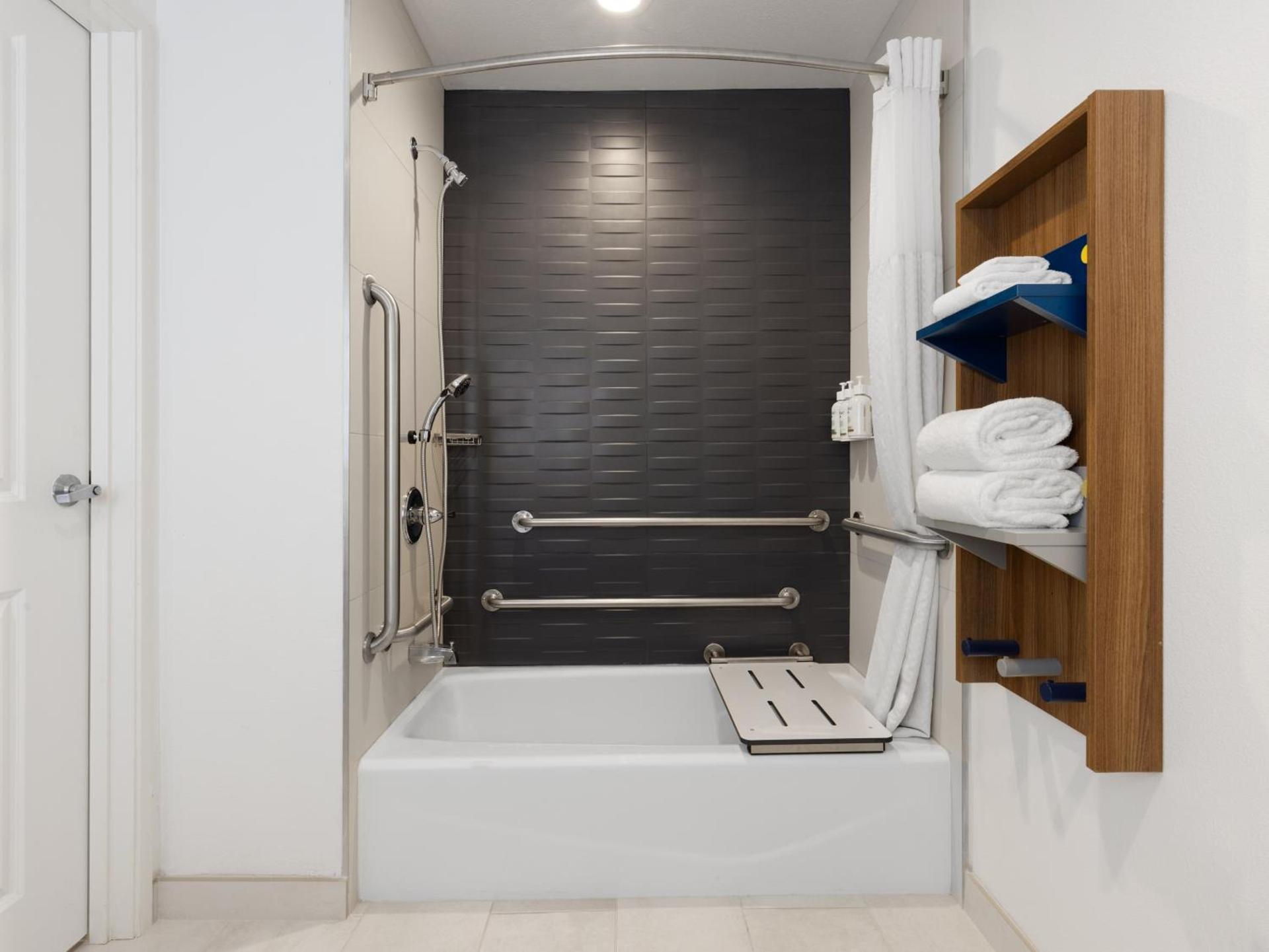 Microtel Inn & Suites by Wyndham Tracy photo 82