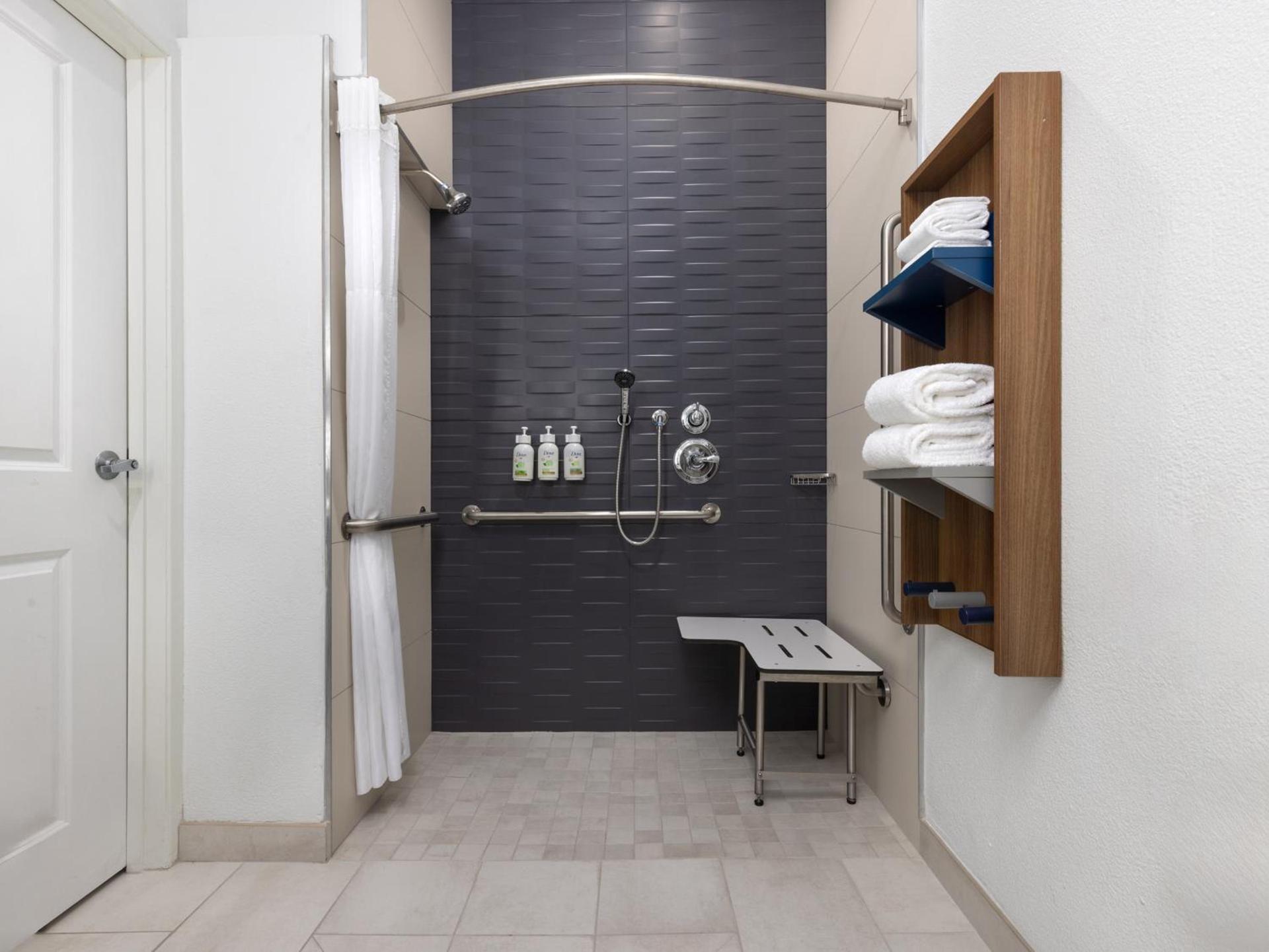 Microtel Inn & Suites by Wyndham Tracy photo 93