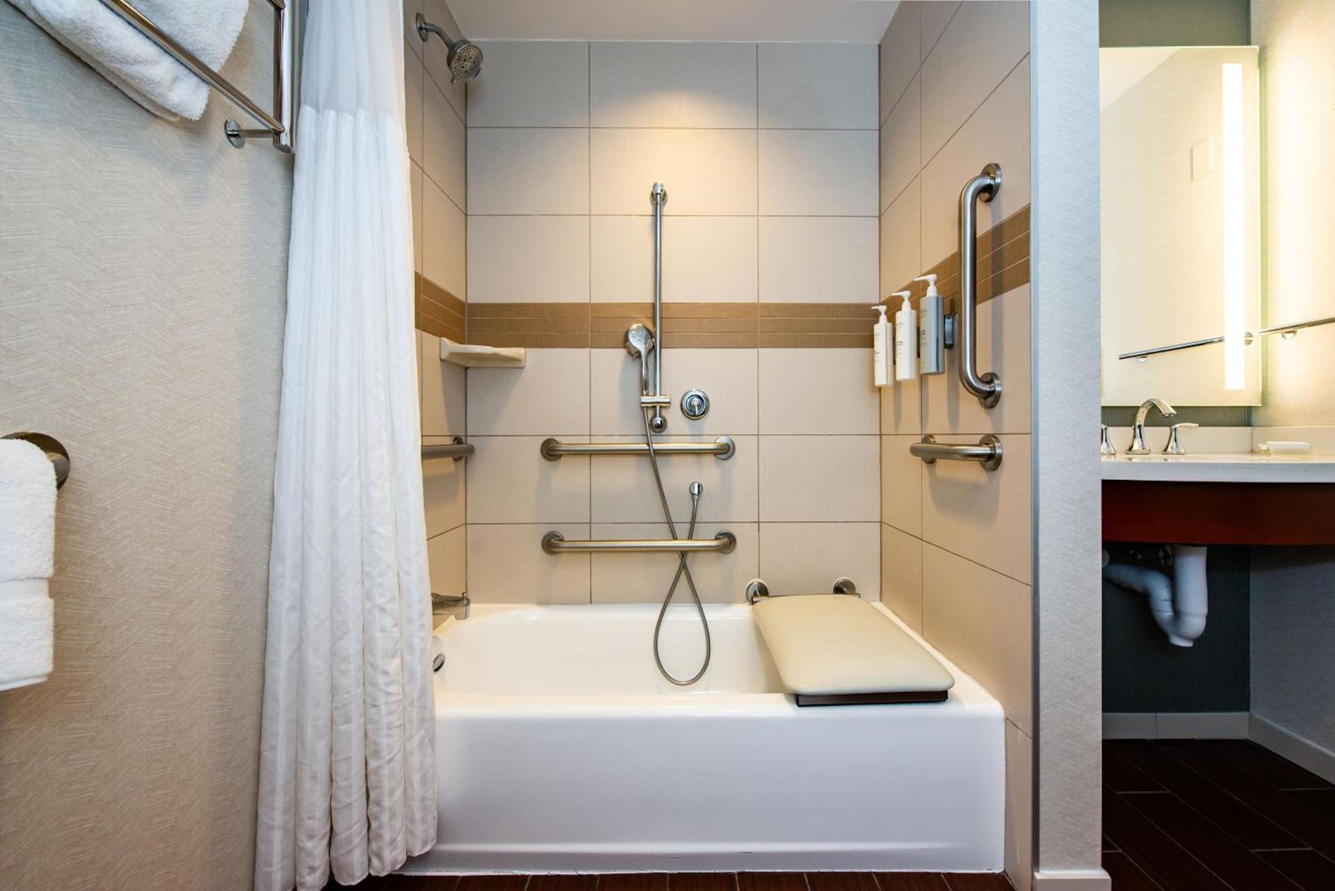 Hilton Garden Inn Alexandria Old Town National Harbor photo 21