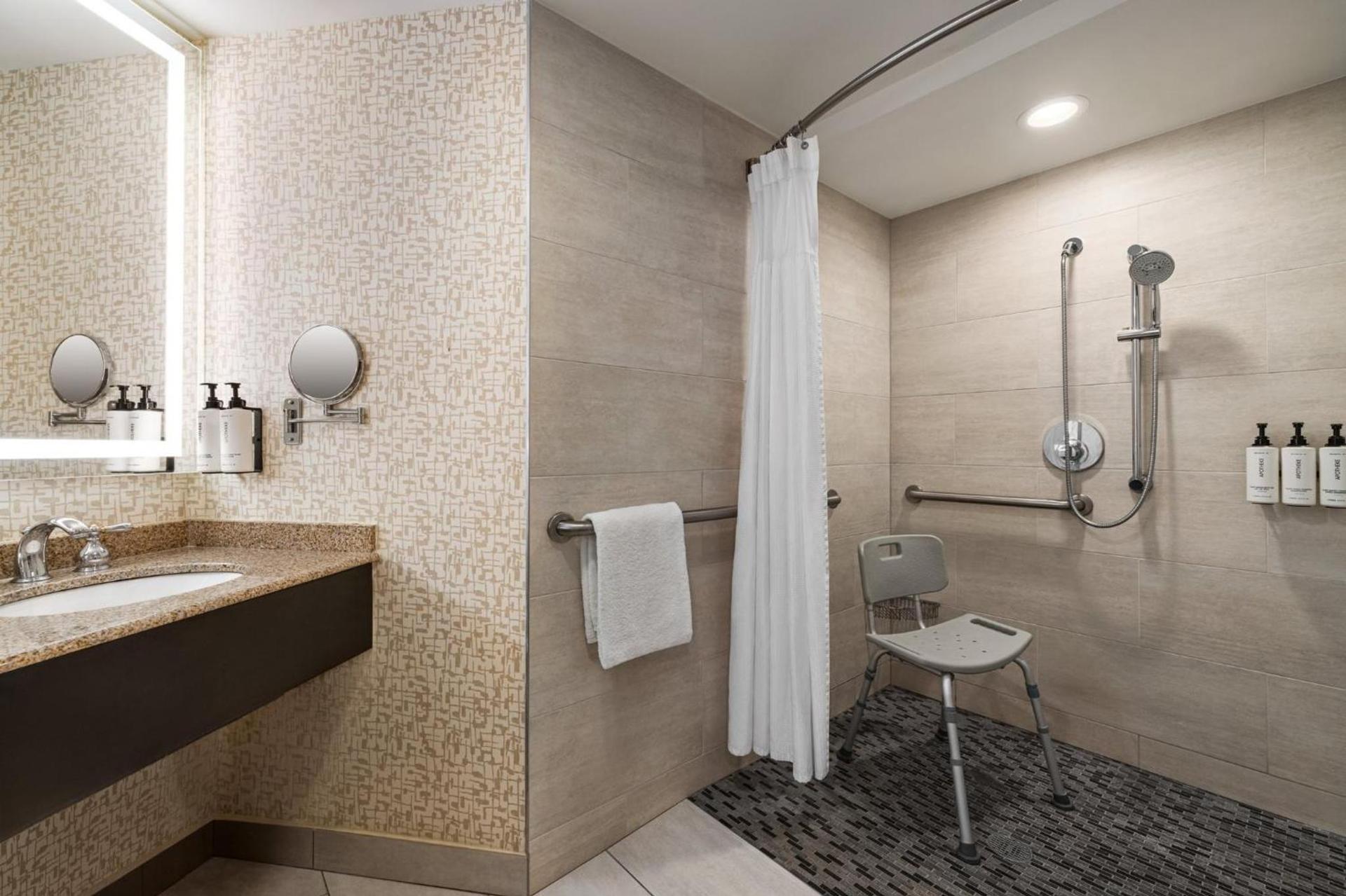 Crowne Plaza Edison by IHG photo 33