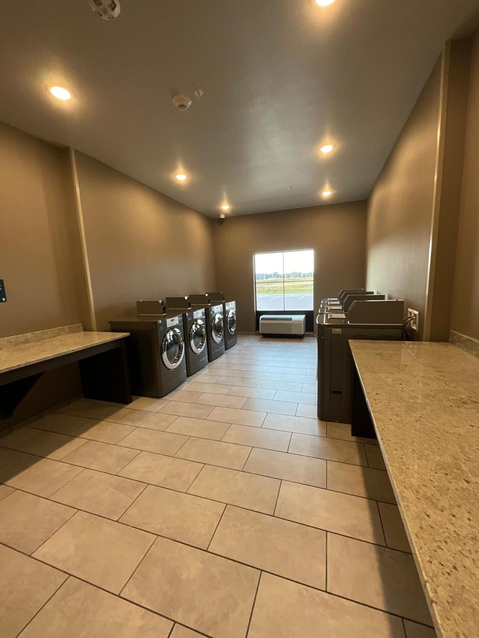 Riverstone Suites by Cobblestone Hotels - Chippewa Falls photo 9
