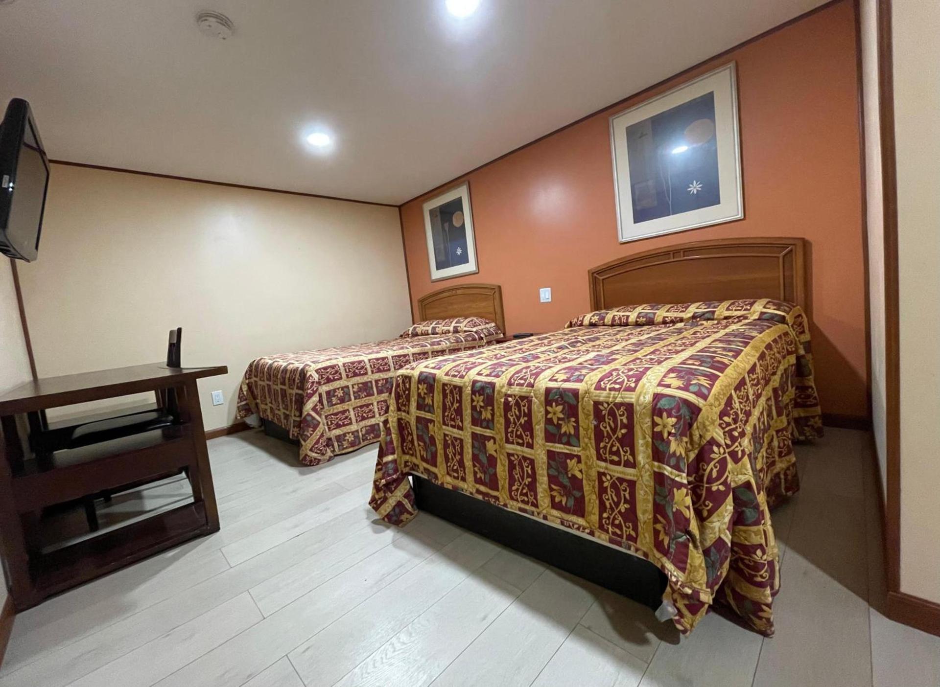 Travelers Motor Lodge photo 1