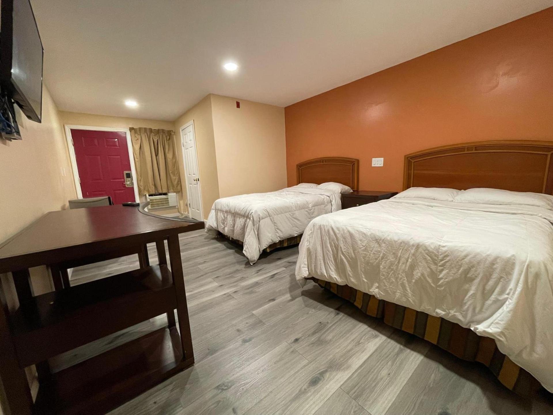 Travelers Motor Lodge photo 16