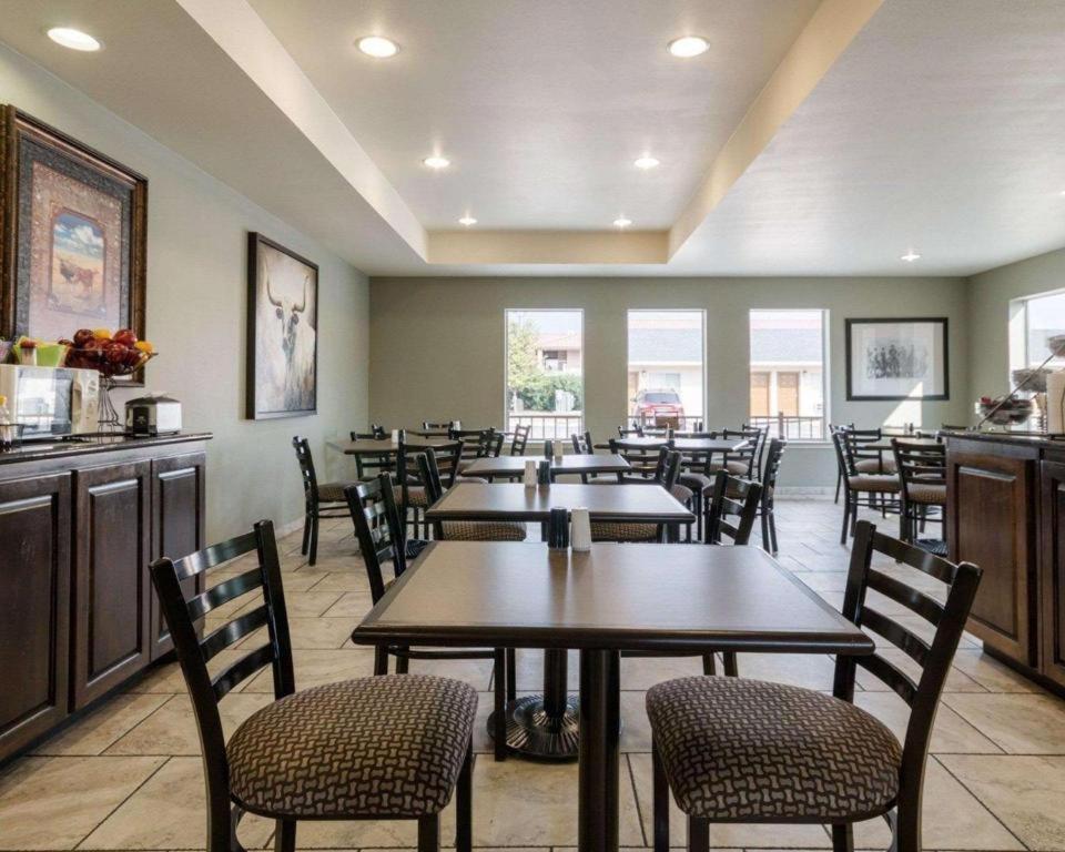 Rodeway Inn photo 6