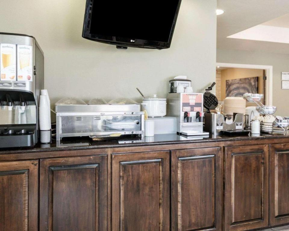 Rodeway Inn photo 10