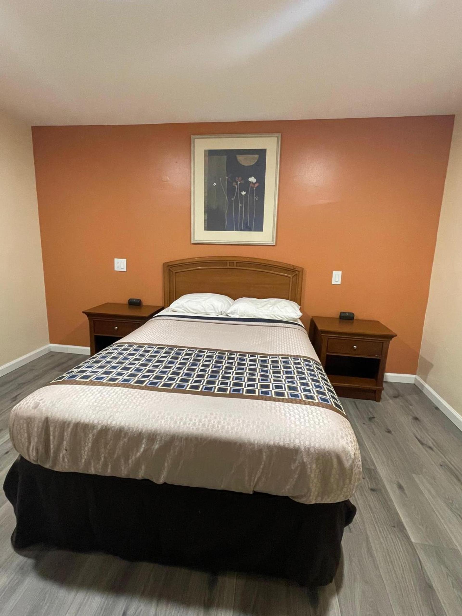 Travelers Motor Lodge photo 12