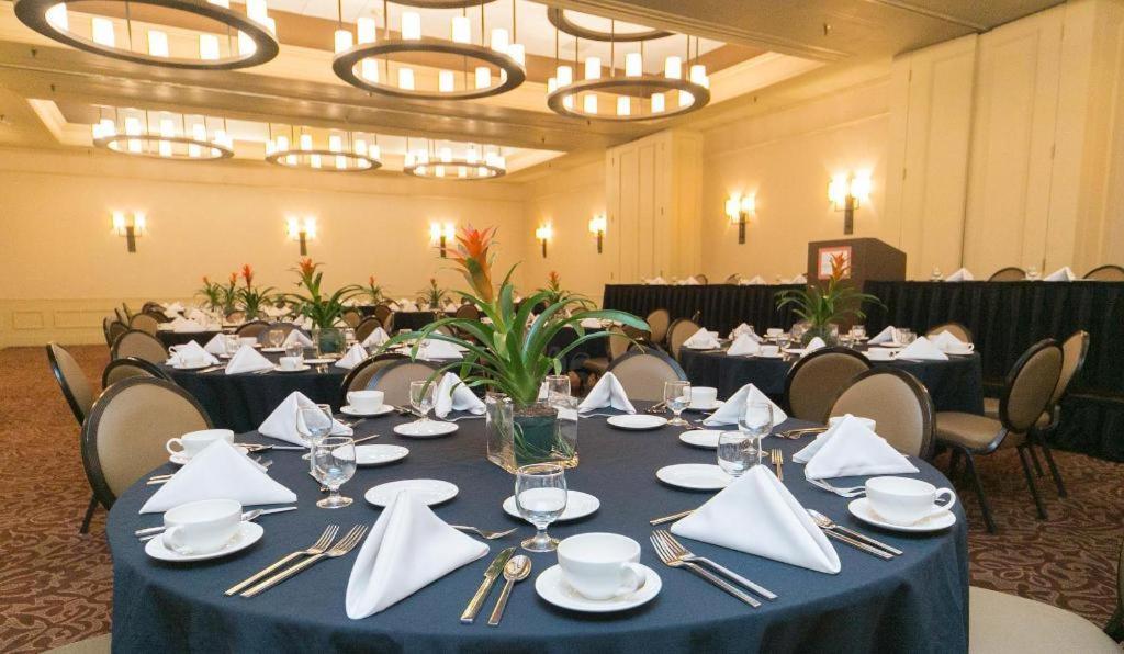 Adam's Mark Hotel & Conference Center photo 8