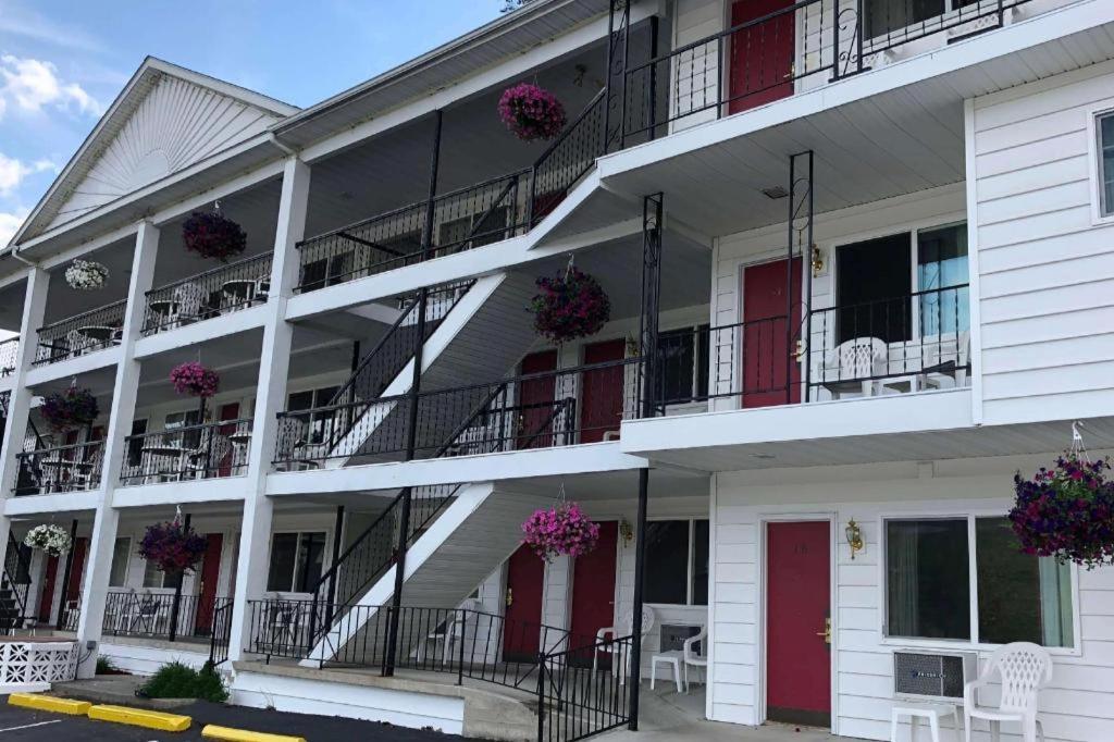 Baymont by Wyndham Lake George photo 1