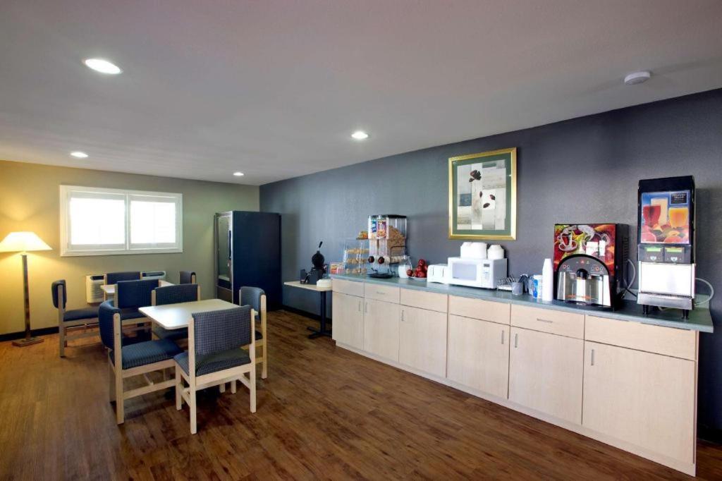 Americas Best Value Inn Midland photo 3