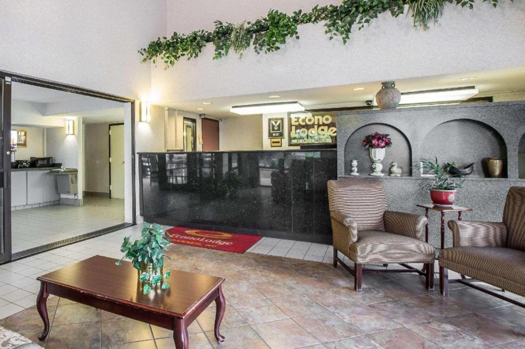 Econo Lodge South photo 13