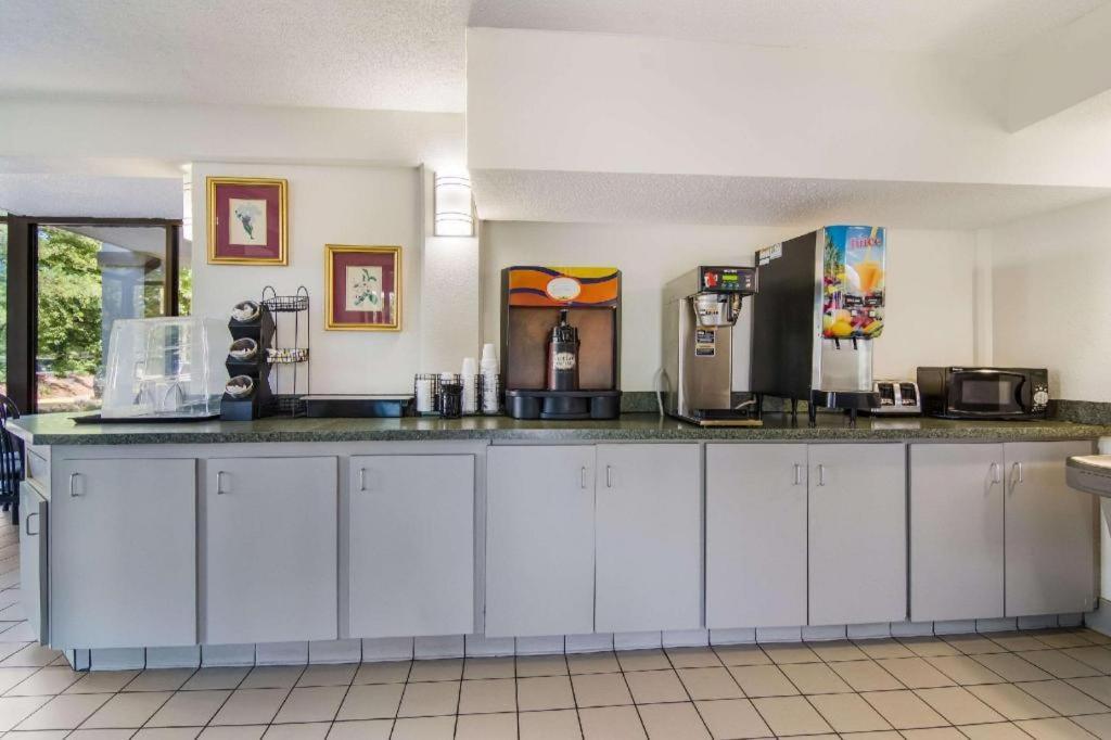 Econo Lodge South photo 19