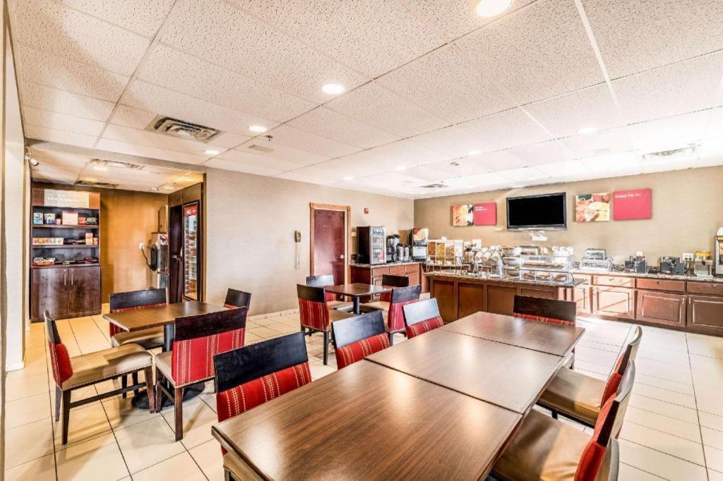Comfort Suites photo 17