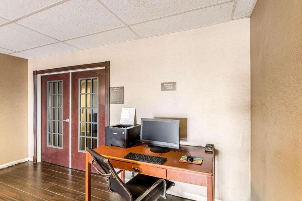 Comfort Suites photo 22