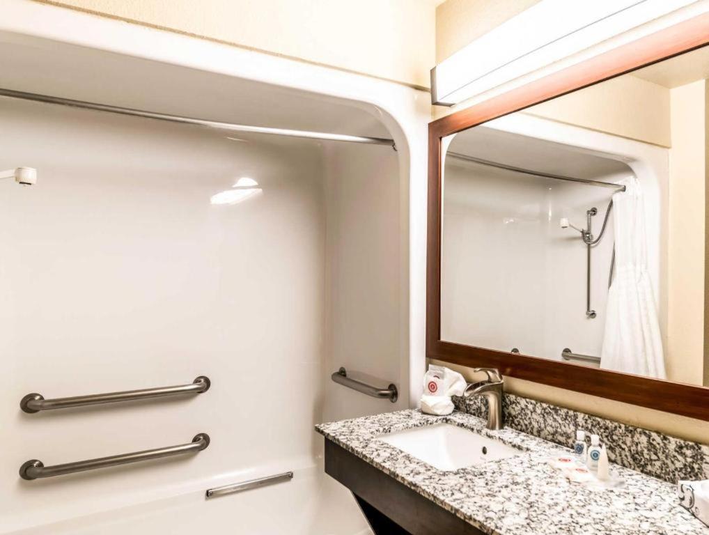 Comfort Suites photo 11