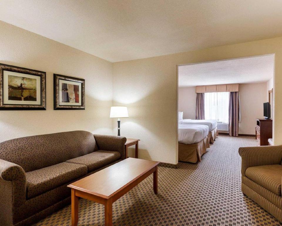 Quality Suites photo 2