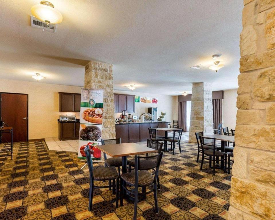 Quality Suites photo 14
