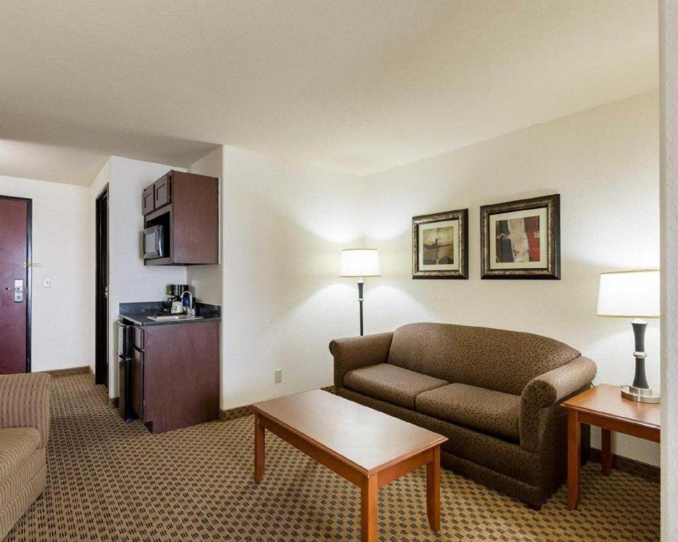 Quality Suites photo 7