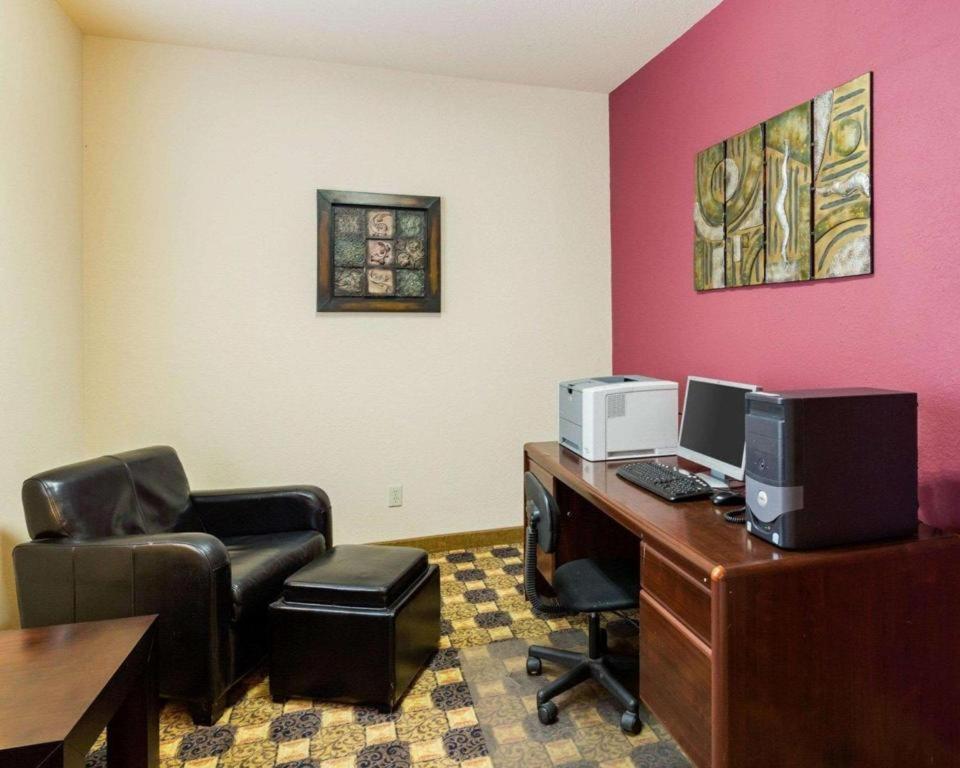 Quality Suites photo 15