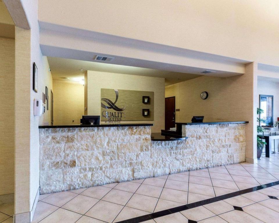 Quality Suites photo 20
