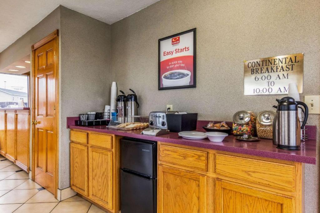 Econo Lodge photo 6