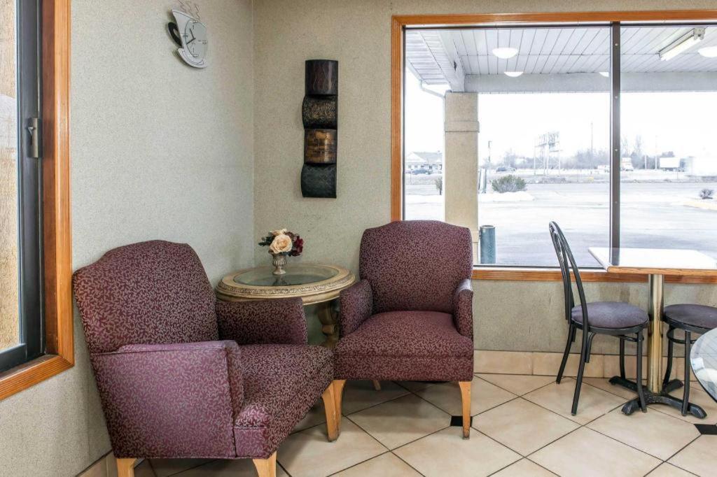 Econo Lodge photo 10