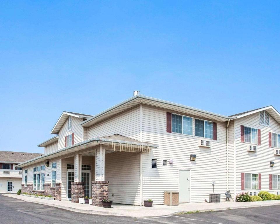 Rodeway Inn & Suites photo 1