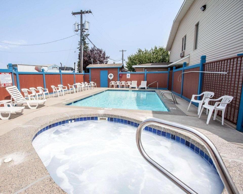 Rodeway Inn & Suites photo 2